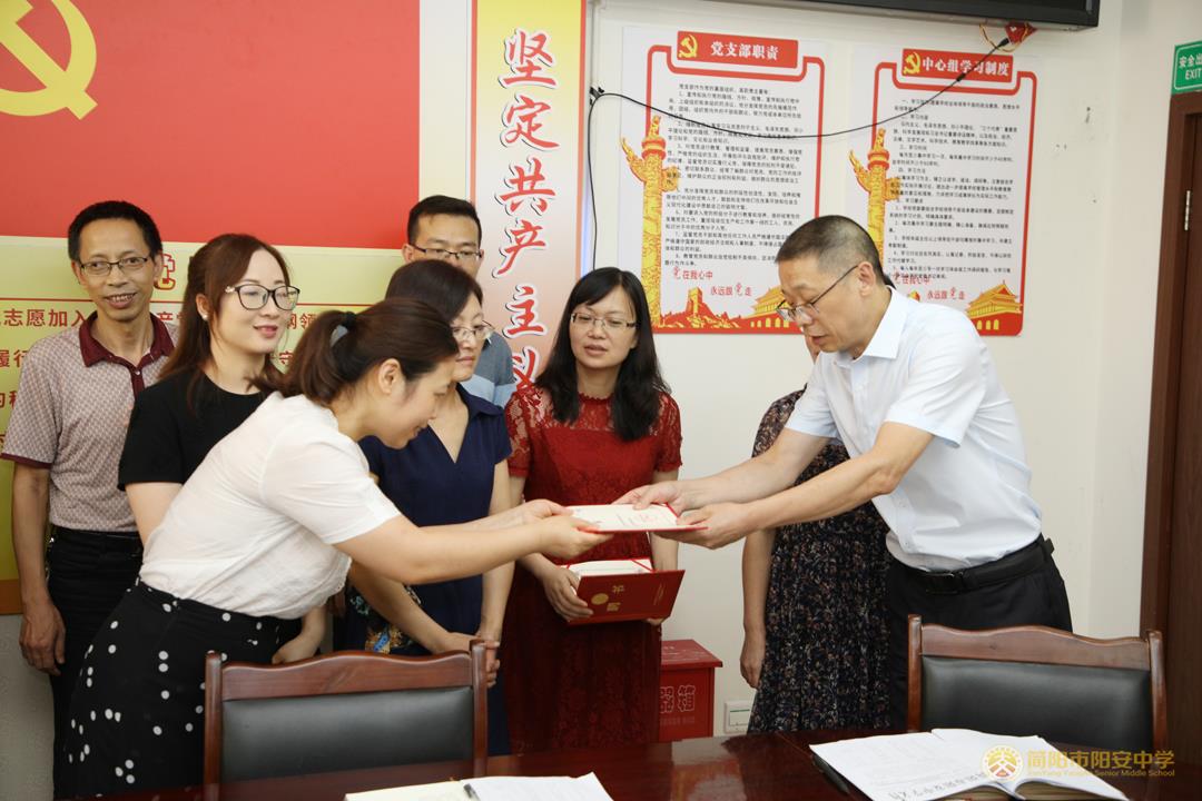 颁发证书1.jpg 颁发证书1.jpg