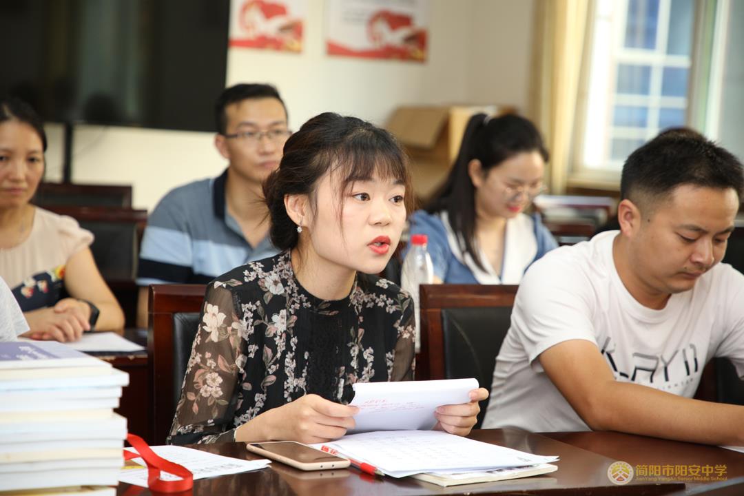 新教师发言代表1.jpg 新教师发言代表1.jpg