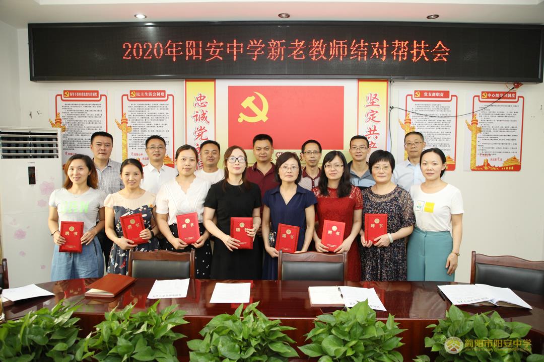 颁发指导证书2.jpg 颁发指导证书2.jpg