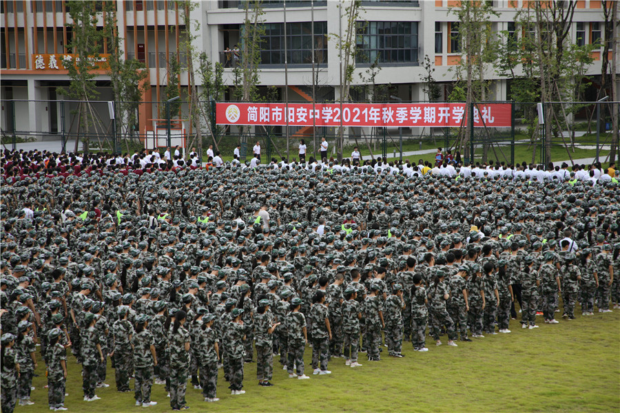 朱校介绍学校领导1.jpg