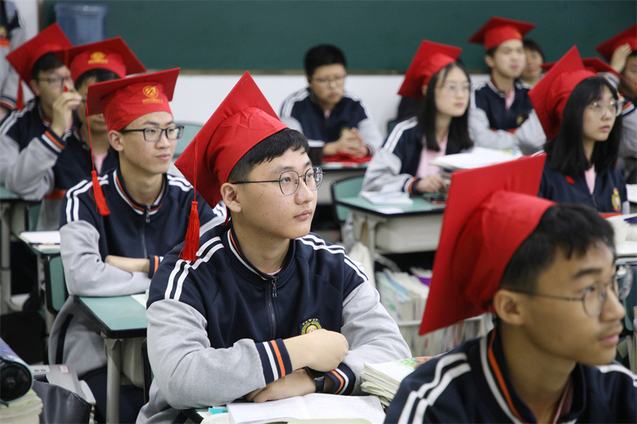 学生观看2.jpg