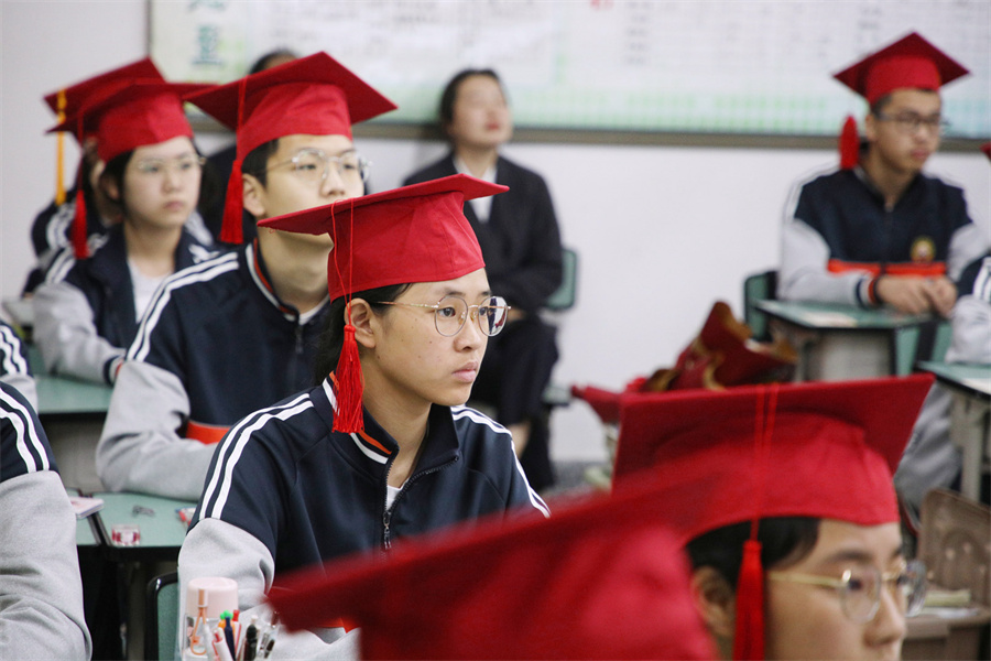 学生观看3.jpg